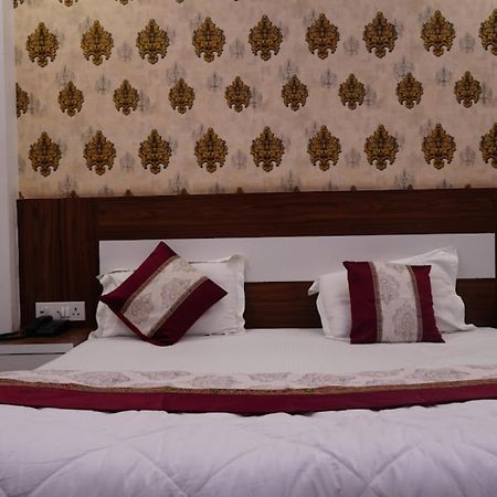 Hotel The Ramay Palace Ayodhya Bagian luar foto