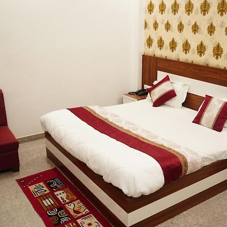 Hotel The Ramay Palace Ayodhya Bagian luar foto