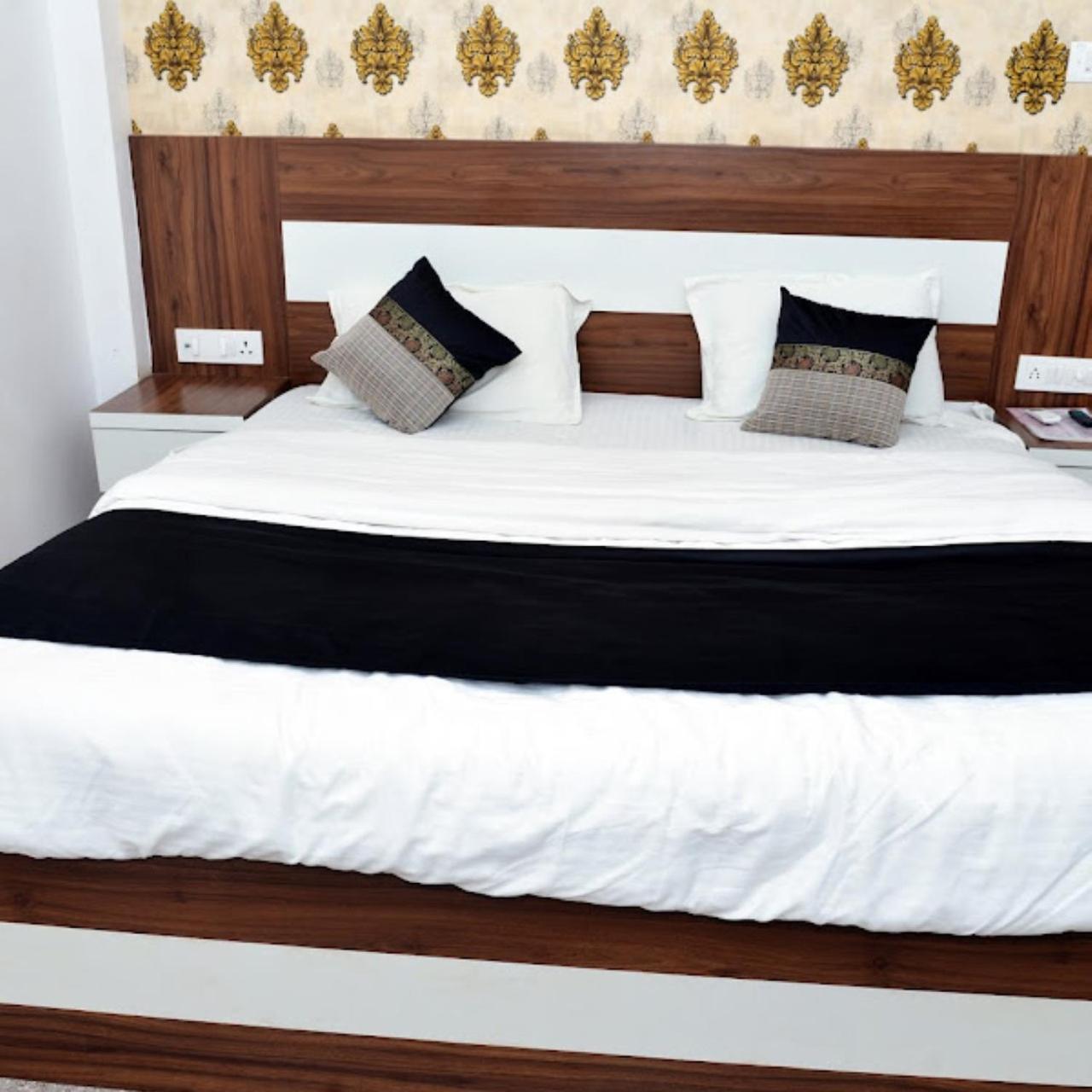 Hotel The Ramay Palace Ayodhya Bagian luar foto