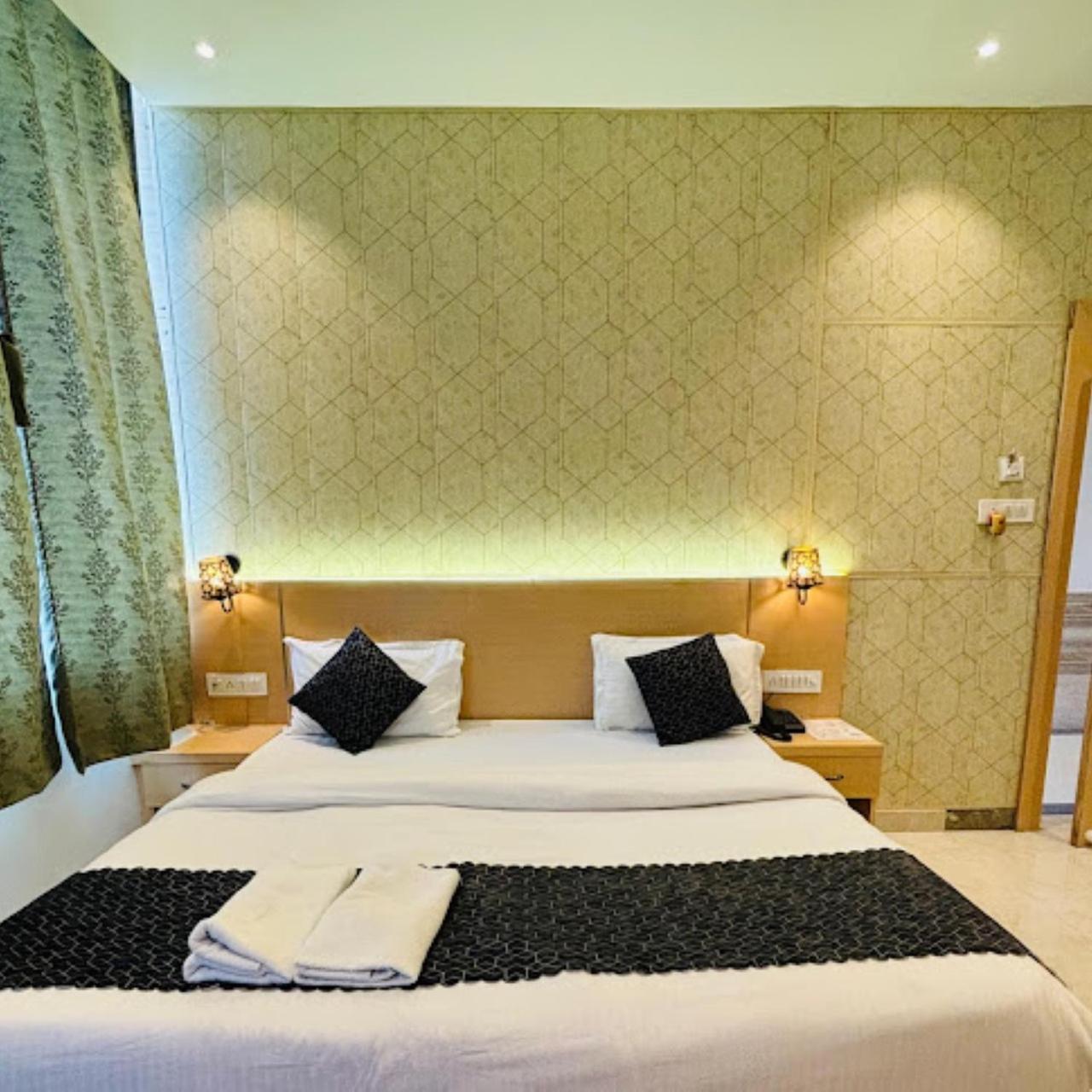 Hotel The Ramay Palace Ayodhya Bagian luar foto