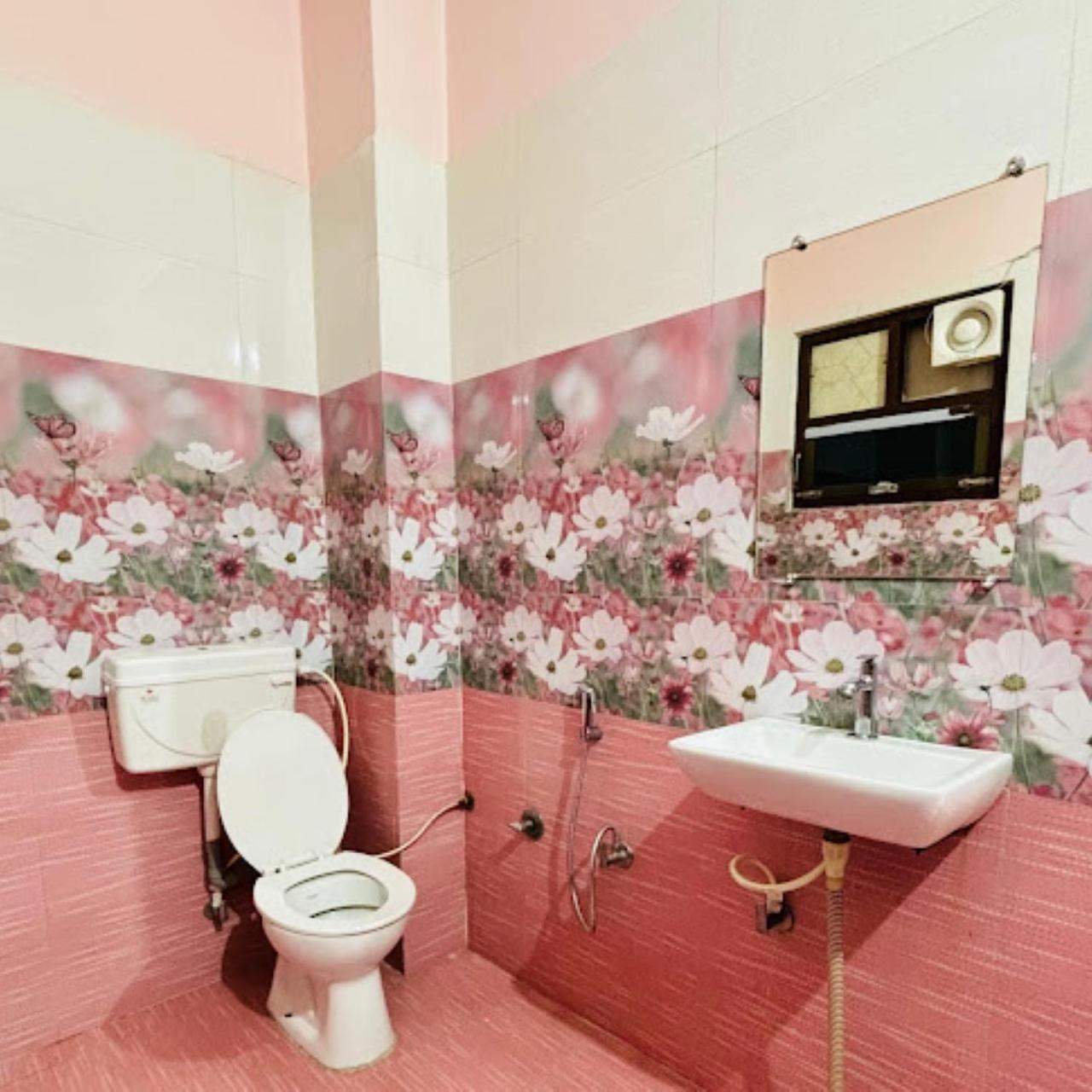 Hotel The Ramay Palace Ayodhya Bagian luar foto