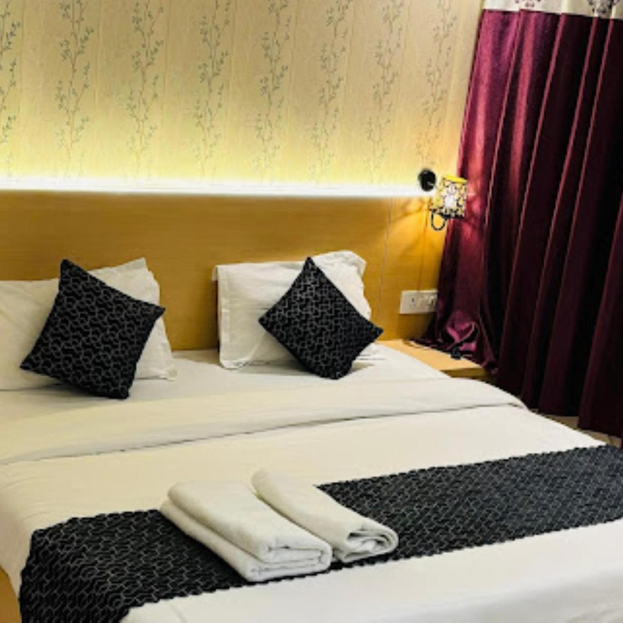 Hotel The Ramay Palace Ayodhya Bagian luar foto