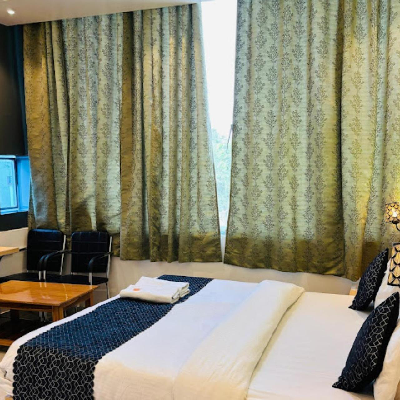 Hotel The Ramay Palace Ayodhya Bagian luar foto